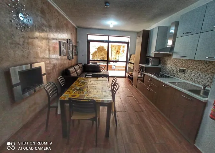 Town House With Private Pool In Village Centre Lägenhet